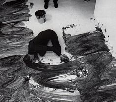 Janine Antoni, перформанс Loving Care (1992)